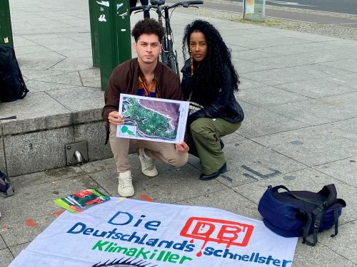 Protesto em Berlim: Deutsche Bahn fora da Amazônia! Crédito das fotos: Stefanie Hess; RdR/Klaus Schenk.