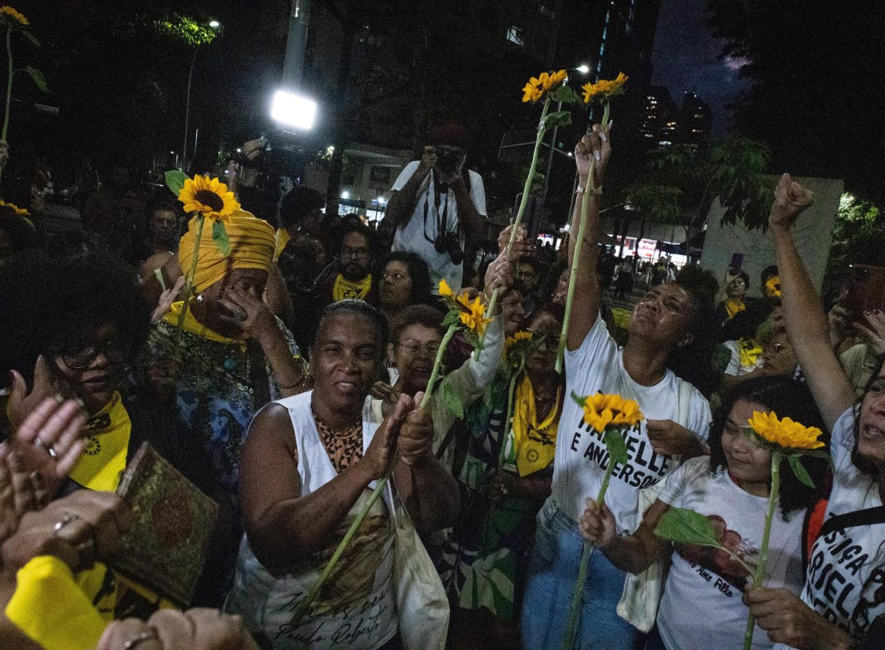 Movimentos de mães de vítimas da violência do Estado celebram decisão em ato para recepcionar sentença dos executores de Marielle e de Anderson. Crédito: @falarithy // @narra.br.