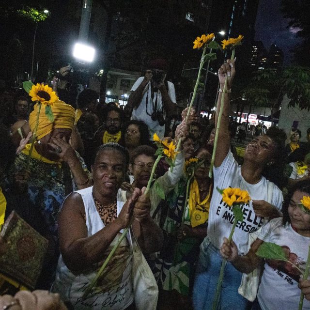 Movimentos de mães de vítimas da violência do Estado celebram decisão em ato para recepcionar sentença dos executores de Marielle e de Anderson. Crédito: @falarithy // @narra.br.