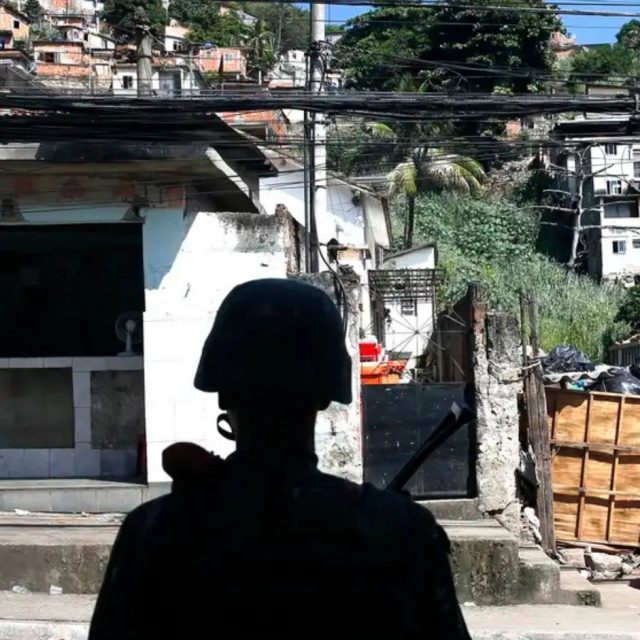 Militar olha para a favela.