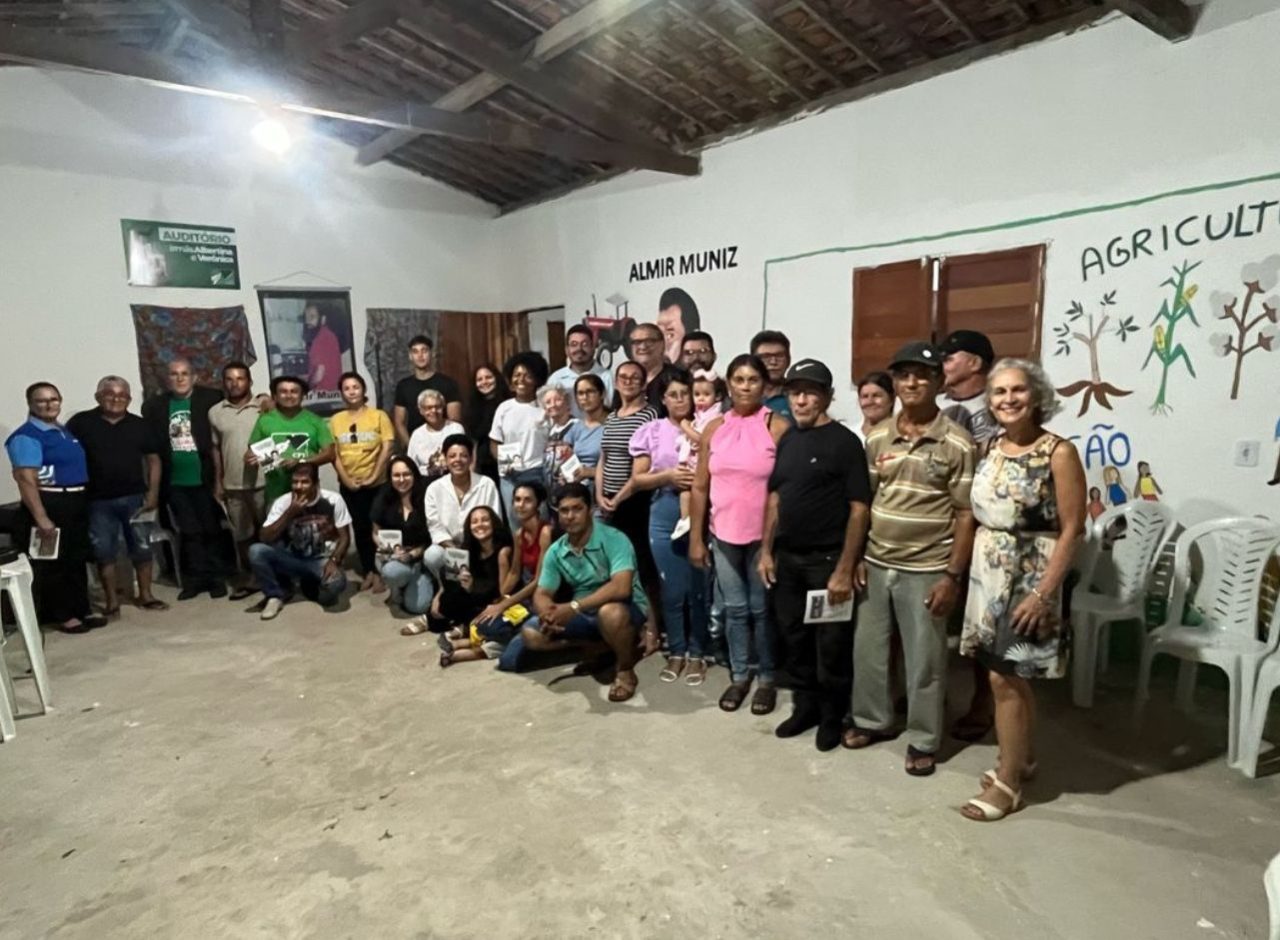 Familiares e moradores do Assentamento Almir Muniz após a leitura da sentença (Foto: Lorena/OBUNTU)