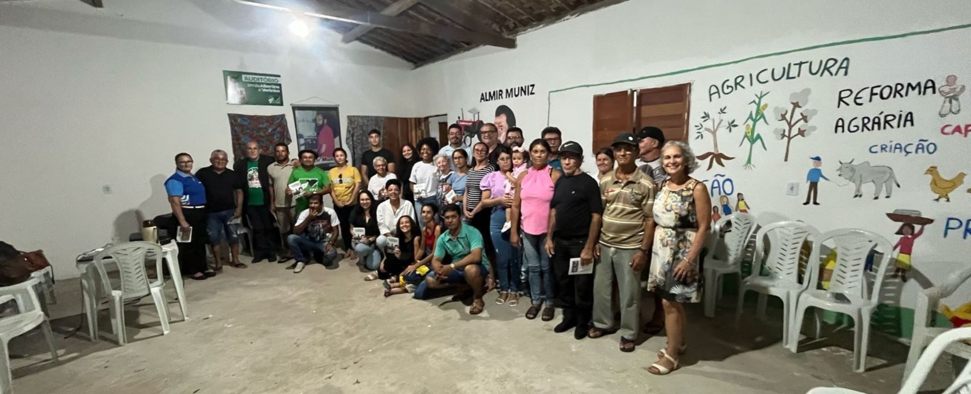 Familiares e moradores do Assentamento Almir Muniz após a leitura da sentença (Foto: Lorena/OBUNTU)