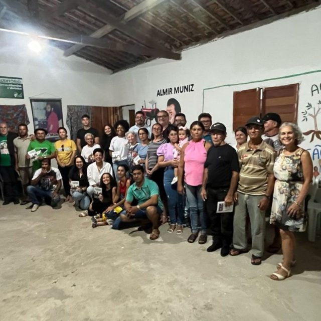 Familiares e moradores do Assentamento Almir Muniz após a leitura da sentença (Foto: Lorena/OBUNTU)